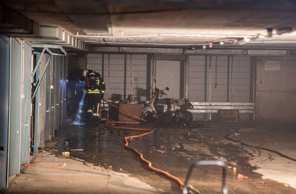 Im Stadtteil Botnang kam es zu einem Brand in einer Tiefgarage. Atemschutztrupps löschten das Feuer. Ein Elektroroller und Unrat in einem abgeschlossenen Abteil mussten gelöscht werden.