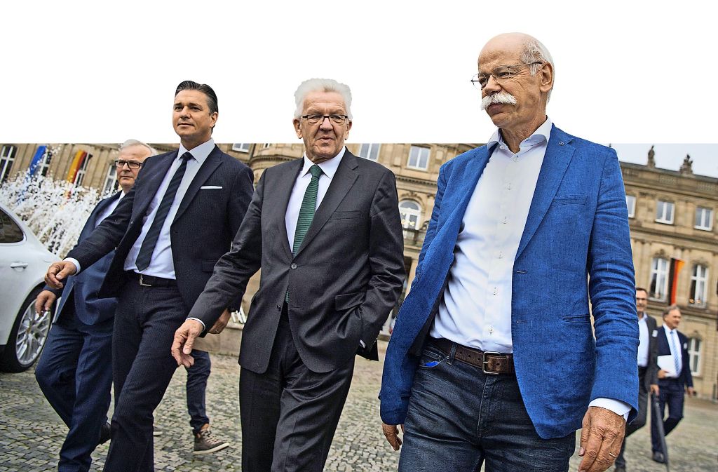 Politik und Wirtschaft schreiten Seit’ an Seit’ (von links): Audi-Produktionschef Waltl, Porsche-Vizechef Meschke, Ministerpräsident Kretschmann und Daimler-Chef Zetsche.