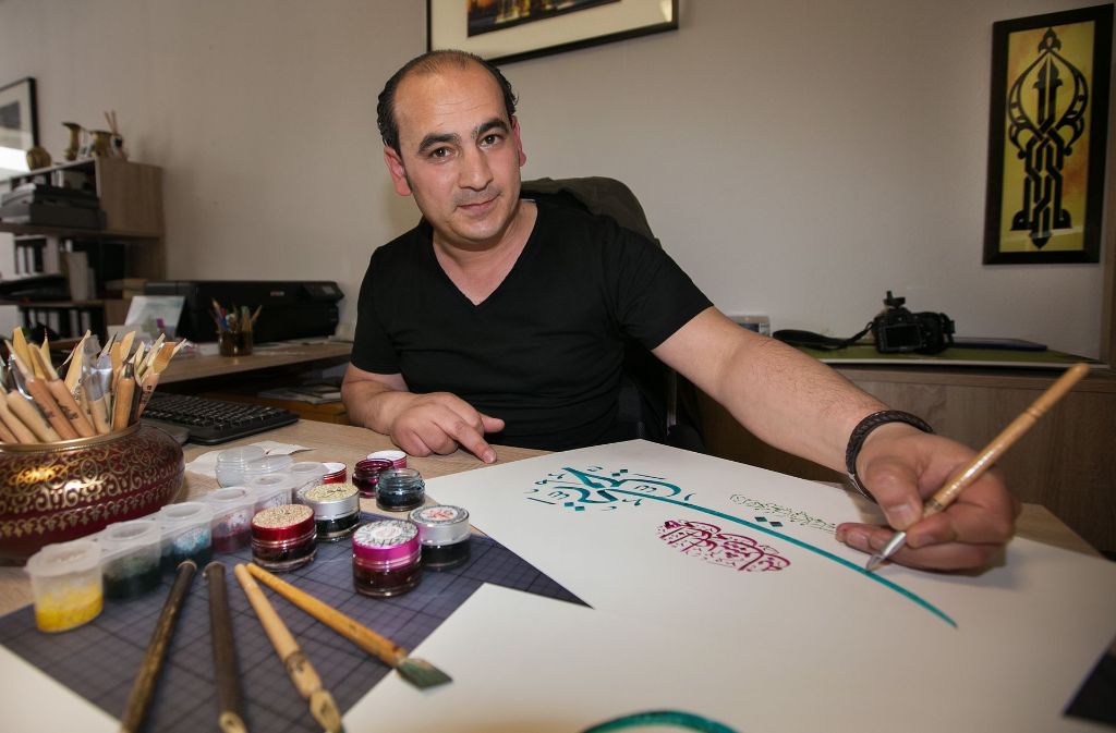 In seinem Atelier und Studio in Kirchheim fertigt Alkhaldi seine Kalligraphien an.