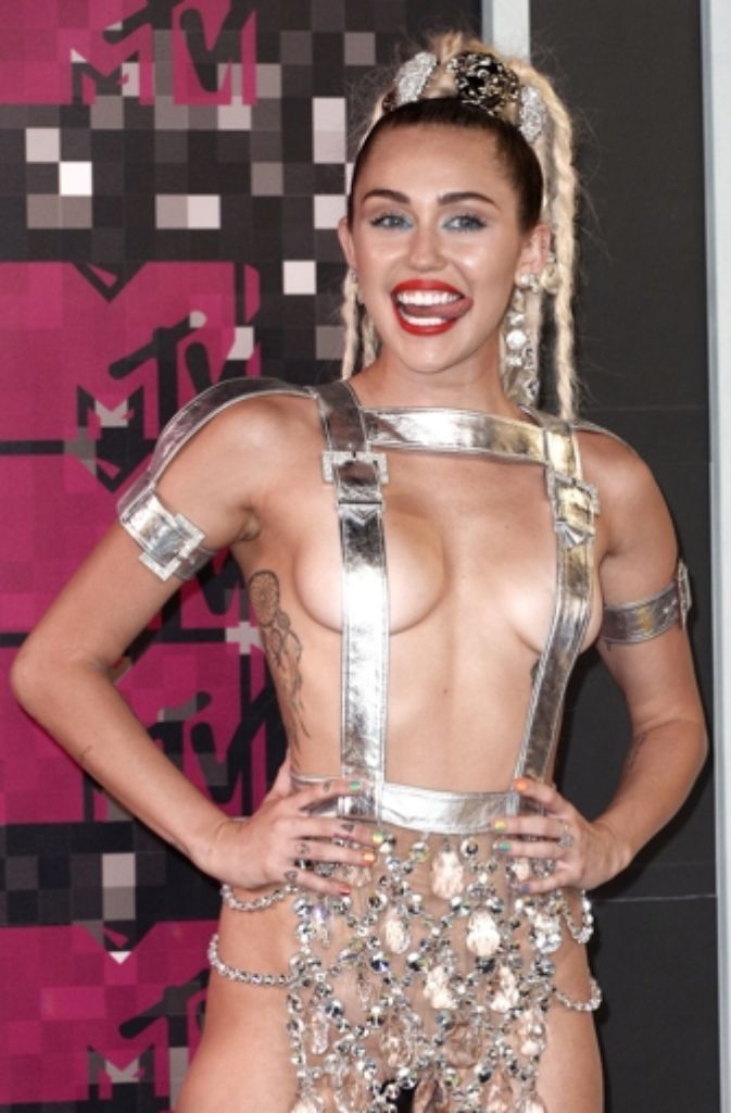 Skandalnudel Miley Cyrus (22) soll Journalisten in der Pressekonferenz nach den Awards einen Joint angeboten haben.