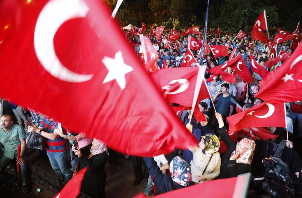 Viele Menschen in der Türkei und in Deutschland  gehen derzeit auf die Straßen. Foto: EPA