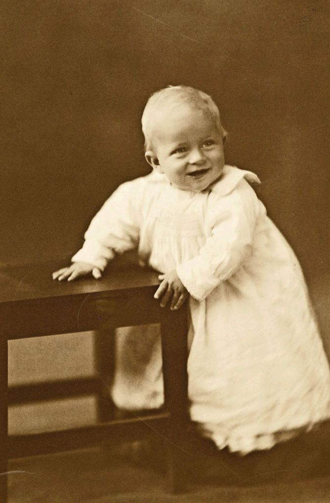 Das Kleidchen lässt anderes vermuten, aber das ist tatsächlich ein Junge – genauer: Prinz Philip, der Gemahl der britischen Königin.