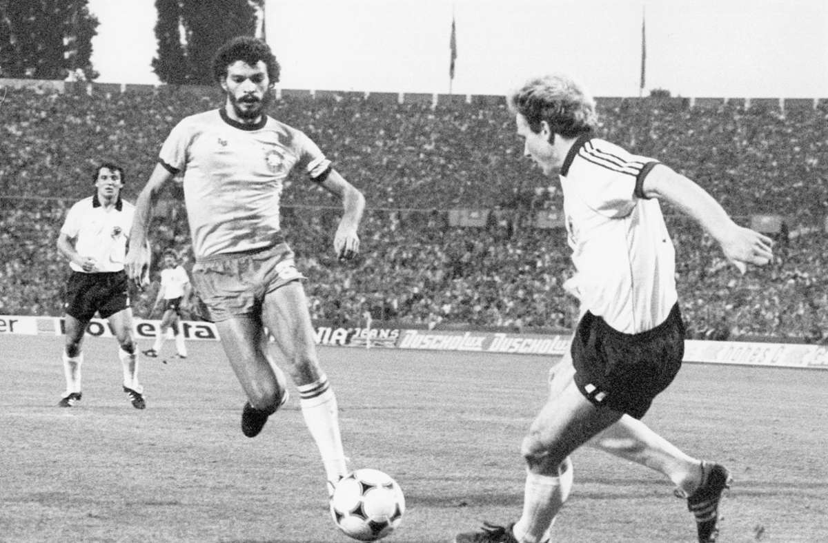 1981 kämpft Karl-Heinz Rummenigge (rechts) beim Spiel gegen Brasilien in Stuttgart mit Sócrates um den Ball. Deutschland verliert trotzdem 1:2.