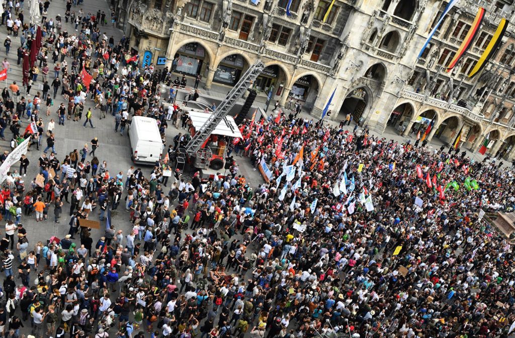 Laut den Behörden haben 30 000 Menschen gegen die Neufassung des bayrischen Polizeigesetzes demonstriert.