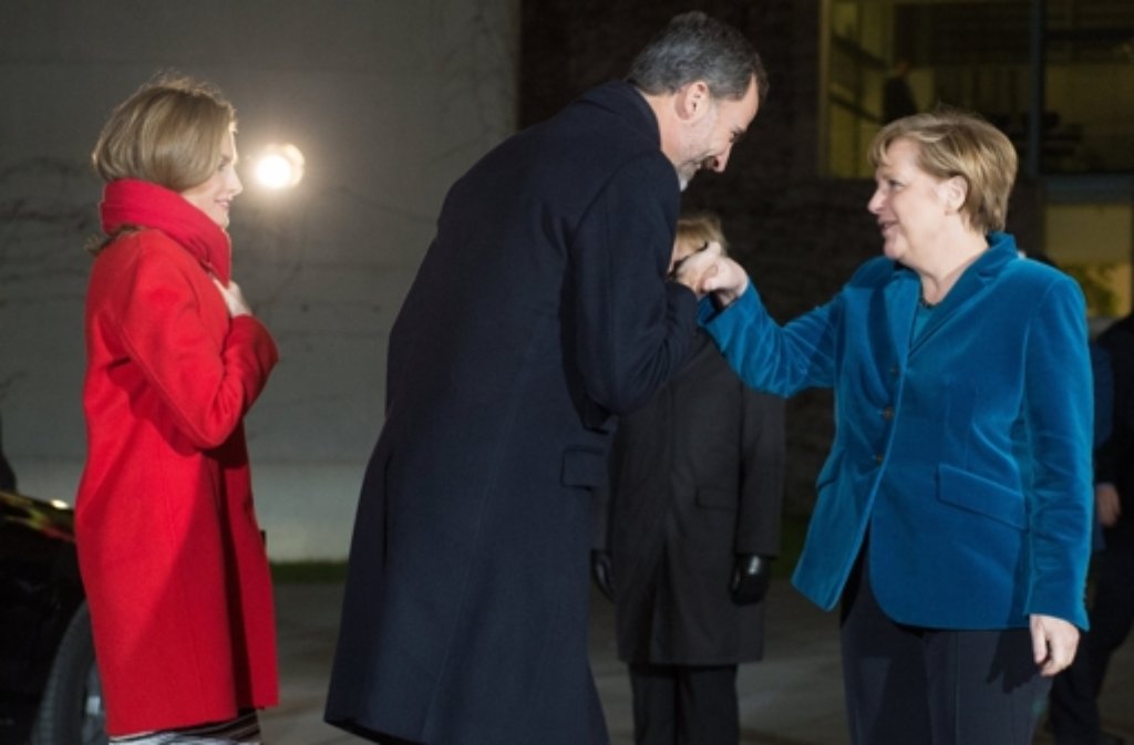 Angela Merkel (rechts) empfängt das spanische Königspaar.  Foto: dpa