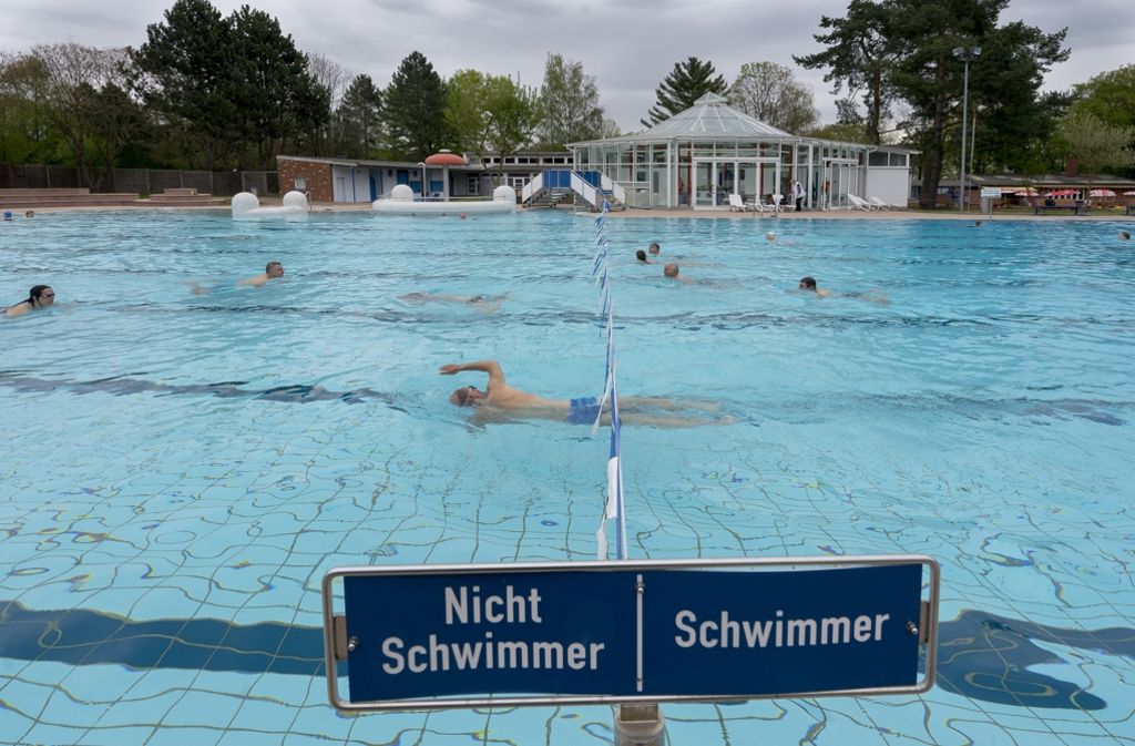 I wie Integration: Geflüchteten Menschen das Schwimmen beibringen, ist die gute Tat des Sommers. Wasser ziehe alle an, auch jene, die nicht schwimmen können, warnt die Deutsche Lebens-Rettungs-Gesellschaft.