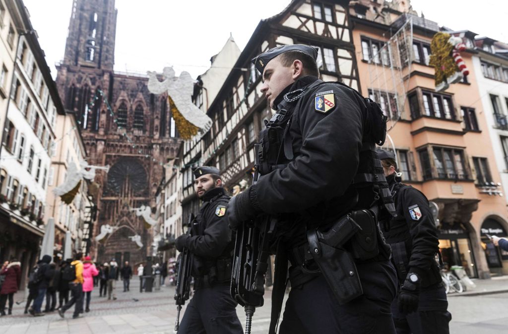 Schwer bewaffnete Polizisten sichern die Innenstadt von Straßburg.