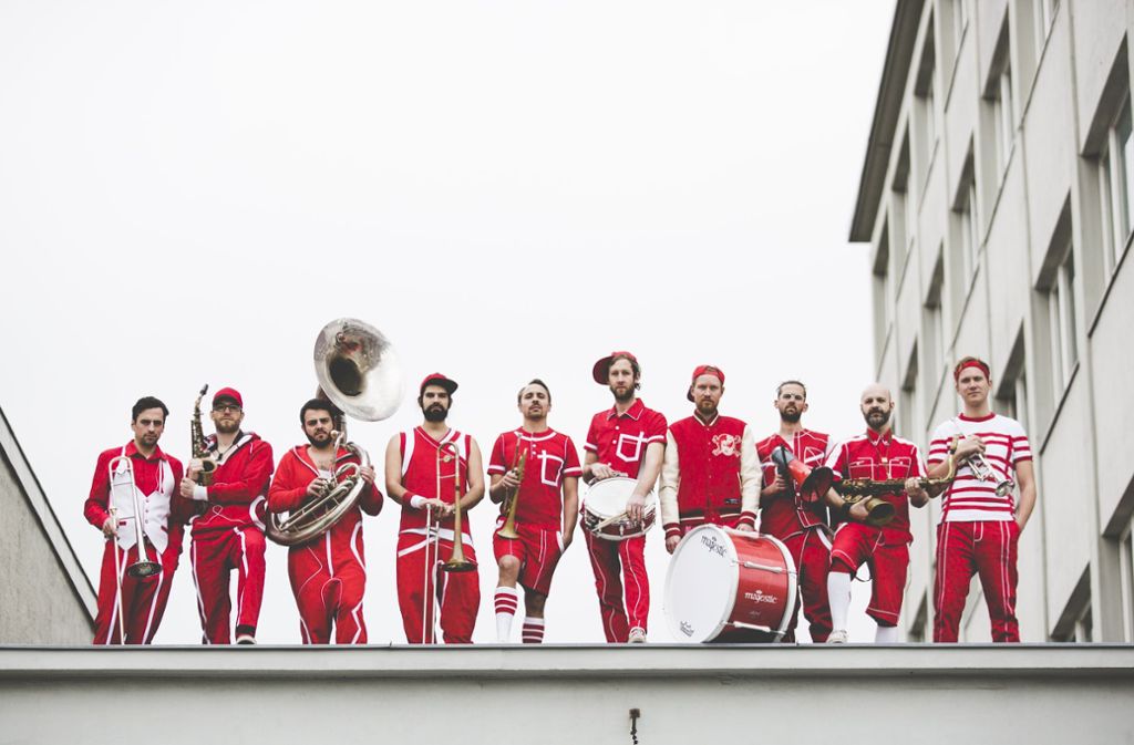 ...Unterstützung bekommen sie dabei von dem „Urban Brass“-Teams von Moop Mama. Die Münchner Band kombiniert Bläser, Beats und Rap.