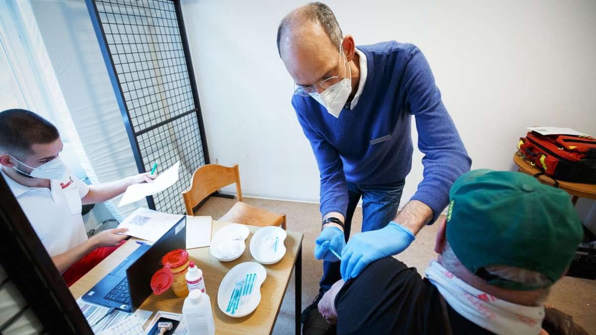  Ein mobiles Impfteam ist am Freitag in der Zentralen Notübernachtung in Stuttgart gewesen, um die Bewohner zu impfen. Erleichterung herrschte vor Ort über den mitgebrachten Impfstoff. 