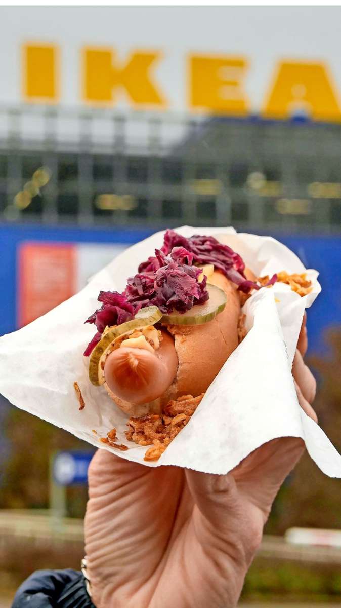 Davon verkauft Ikea im Jahr mehr als 20 Millionen Stück: der Hotdog aus dem Möbelhaus kostet mit einer Wurst aus Fleisch 1,50 Euro, mit einer veganen Wurst nur 1 Euro.
