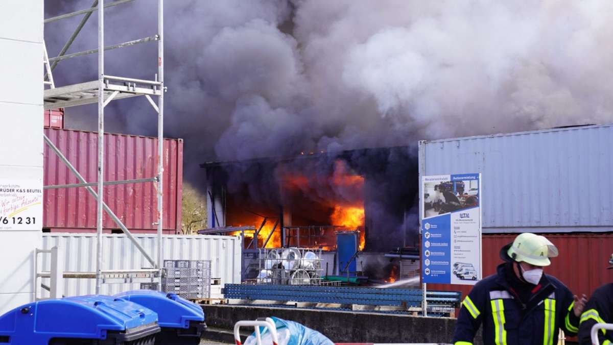 Feuerwehreinsatz in Schorndorf-Miedelsbach: Großbrand einer Werkhalle fordert Verletzte