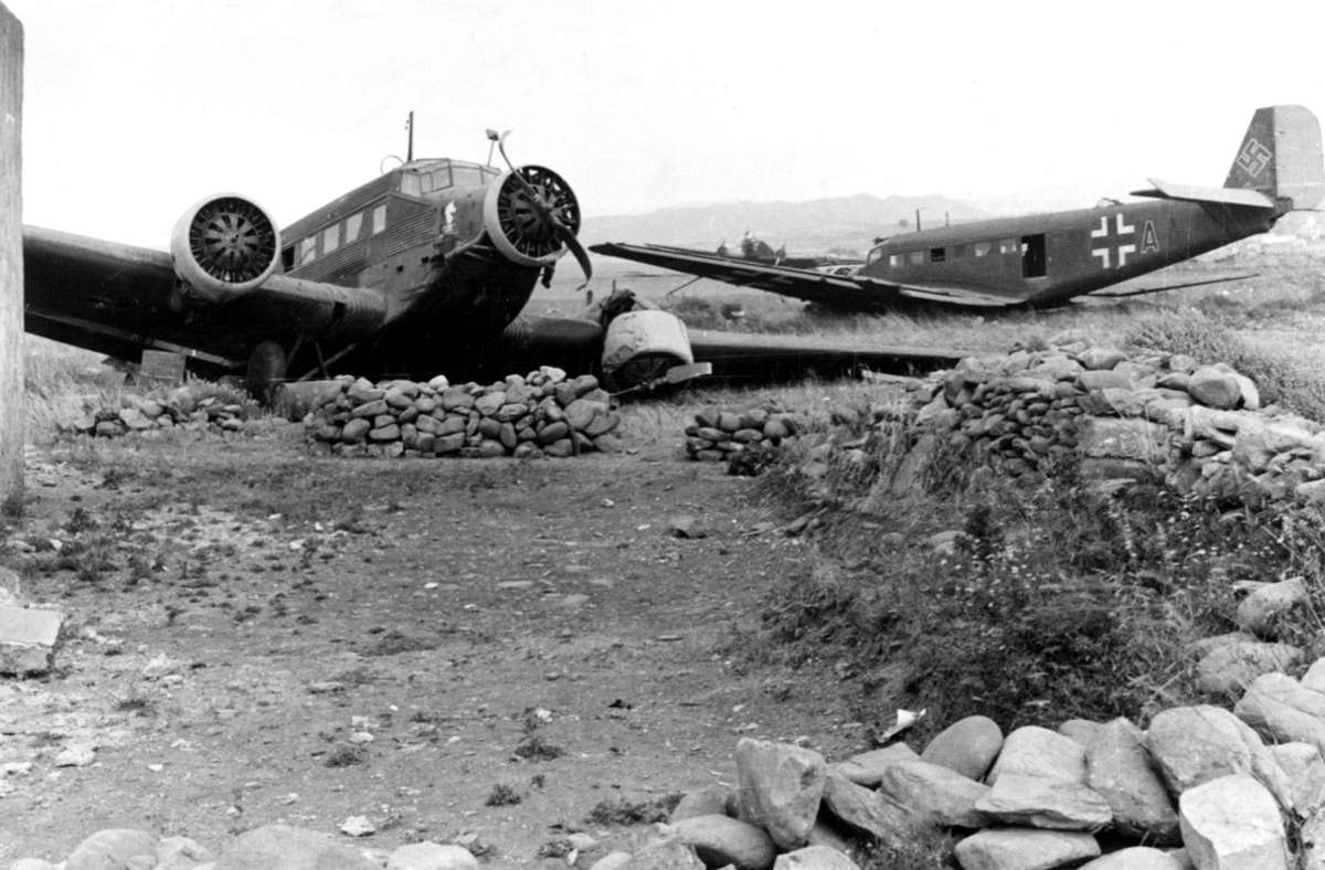 „Die alte Tante Ju“: zwei bei der Landung auf Kreta zerstörte Ju 52