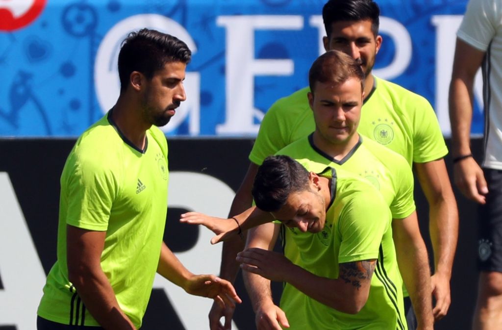 Sami Khedira albert mit Mesut Özil, Mario Götze und Emre Can herum (von links)