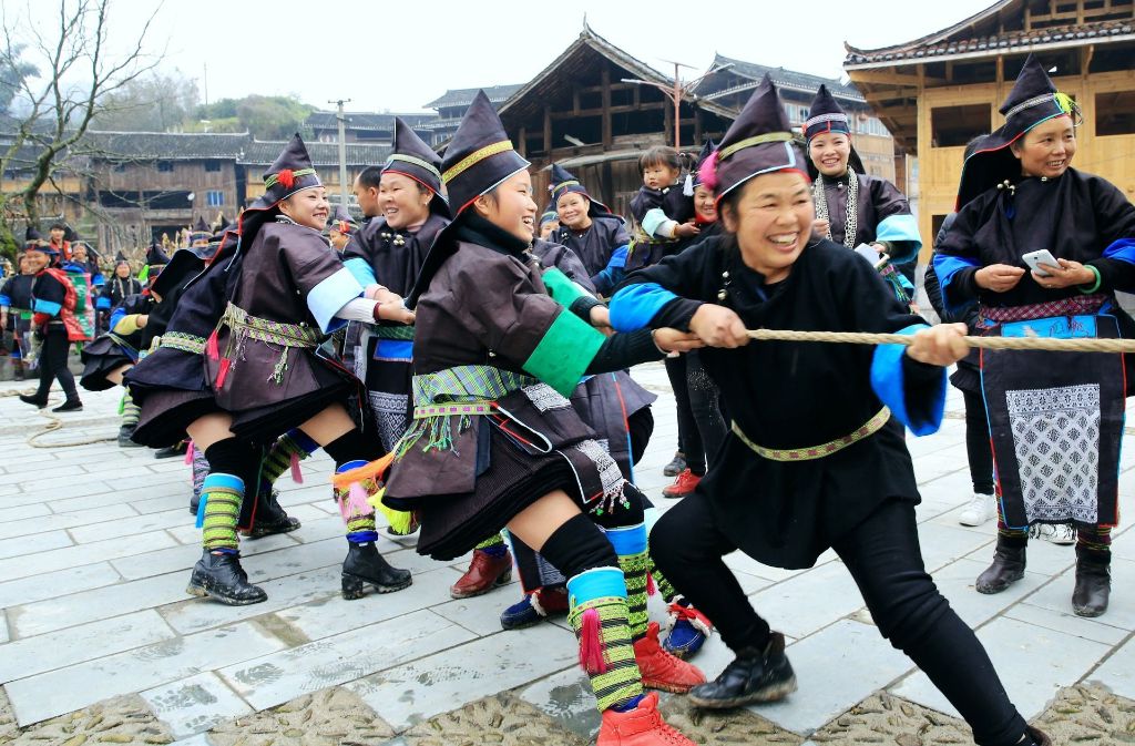 Frauen der indigenen Volksgruppe Miao nehmen in Rongjiang (China) an einem Fest am Vortag des Internationalen Frauentags teil.