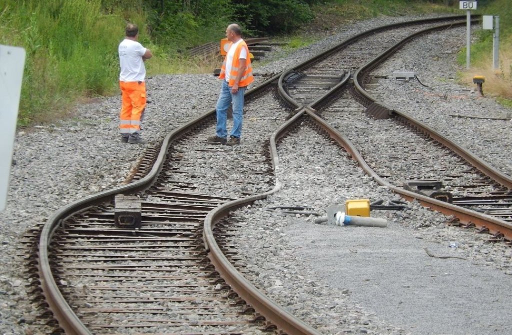 Arbeiter reparieren die verbogenen Gleise der Strohgäubahn in Schwieberdingen. Foto: Julia Schweizer