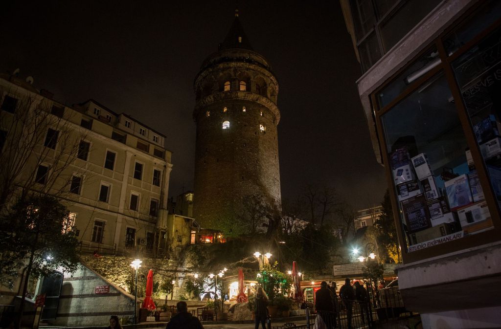 Der bekannte Galataturm in Istanbul bei Nacht und ohne Lichtstrahler.