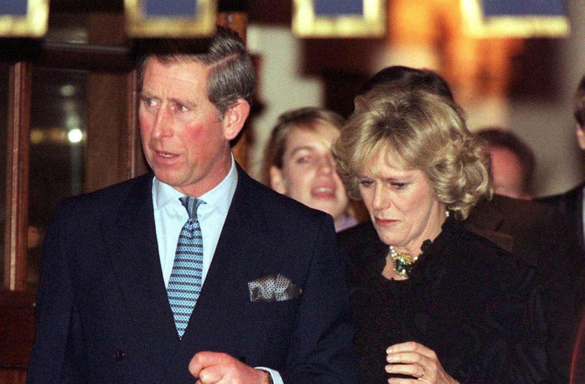 Hinter den Kulissen arbeitet Prinz Charles daran, seine Beziehung zu Camilla endlich auch offiziell leben zu dürfen. 1999 zeigen sich die beiden erstmals öffentlich.