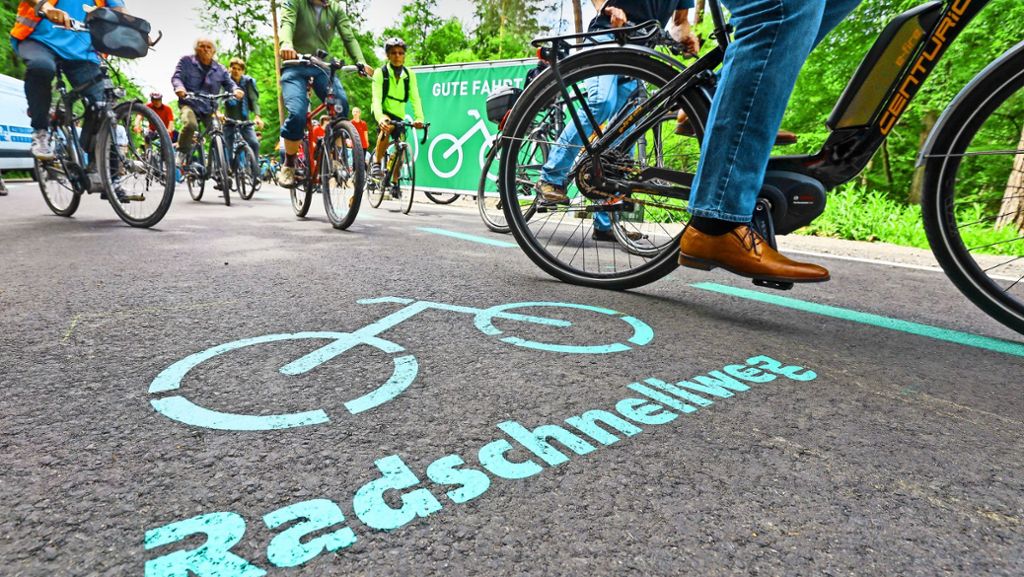 Route zwischen Stuttgart und Böblingen: Radfahrer erobern ersten  Radschnellweg