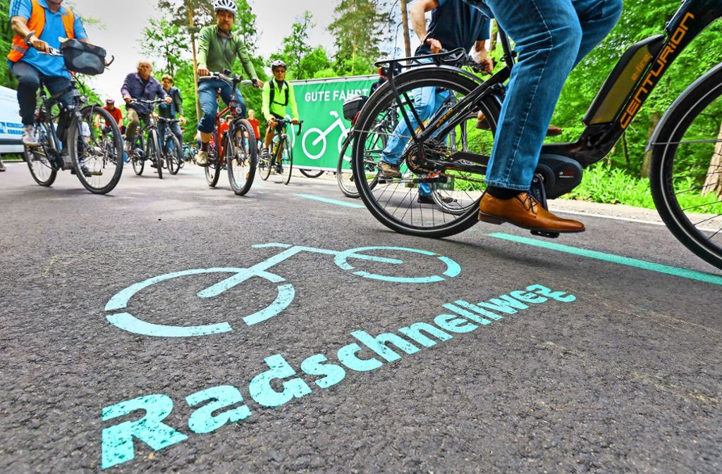 Die Radfahrer nehmen die asphaltierte Strecke zwischen Böblingen und Stuttgart unter die Räder. Foto: factum/