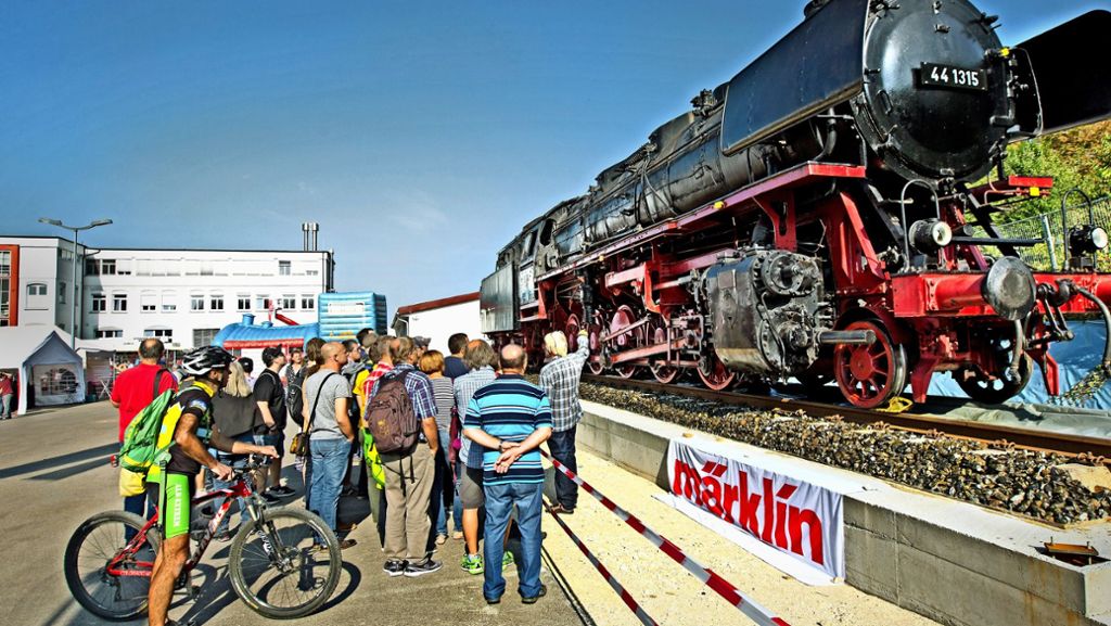  Eine 100-Tonnen schwere Lok ist der neue Star bei Märklin. Beim Tag der offenen Tür konnten die Besucher erstmals die Attraktion begutachten. 