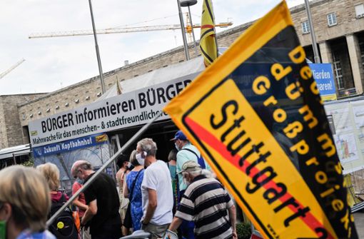 Die Gegner von Stuttgart 21 informieren die Menschen wieder über ihre Anliegen. Foto: Lichtgut/Max Kovalenko