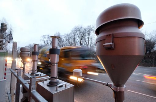 Die Luftschadstoffwerte am Neckartor waren von Januar bis Ende April 2020 EU-konform. Die Landesregierung will daher beim Thema Fahrverbote eine Atempause. Foto: dpa/Bernd Weissbrod