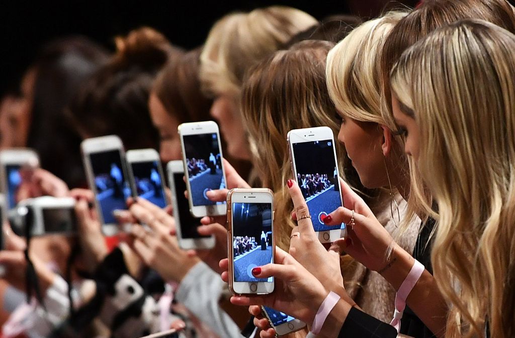 Gezückte Smartphones gehören bei Modeschauen inzwischen zum Standard. Bloggerinnen, Journalistinnen und andere Influencer berichten unmittelbar vom Laufsteg.