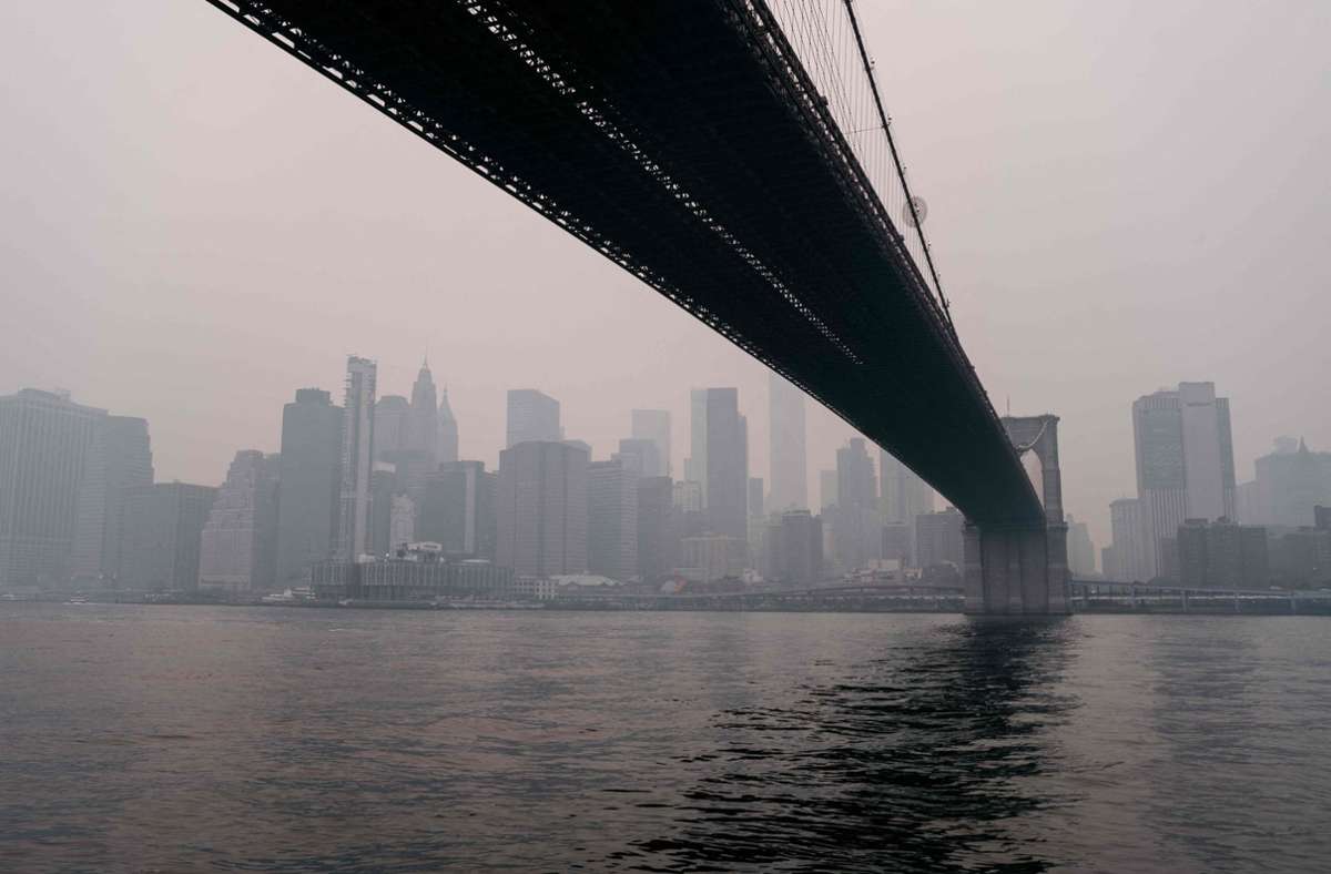 Die Brooklyn Bridge im Dunst