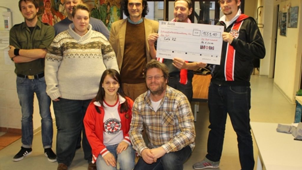  Der Schwabensturm, eine Ultra-Gruppierung aus Fans des VfB Stuttgart, hat Spenden für die Tagesstätte der Ambulanten Hilfe in Bad Cannstatt gesammelt. Auch das Commando Cannstatt engagiert sich seit Jahren sozial. 