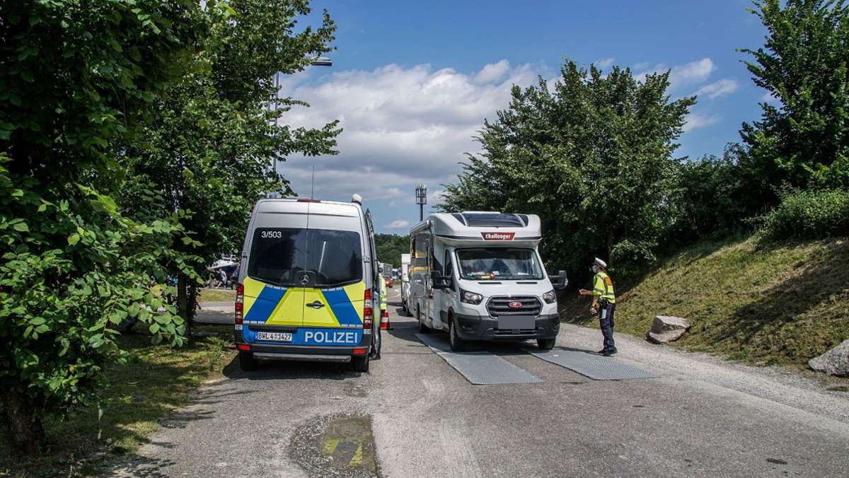 Polizeikontrolle an der A8: Wohnwagen und Wohnmobile kontrolliert