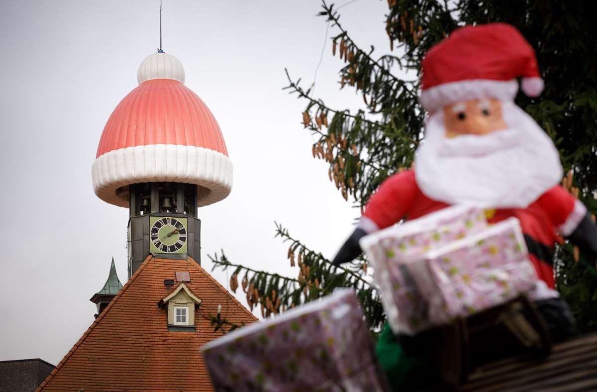 Die Weihnachtsmütze auf dem Schorndorfer Rathaus gibt es dieses Jahr nicht. Wegen der Energiekrise werde die Beleuchtung in der Stadt deutlich reduziert, heißt es.