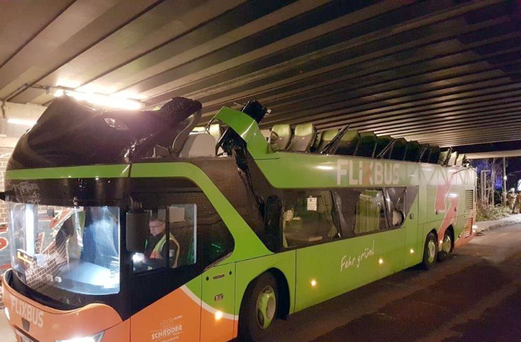 Ein Flixbus ist am Montagabend in Berlin unter einer Brücke stecken geblieben.