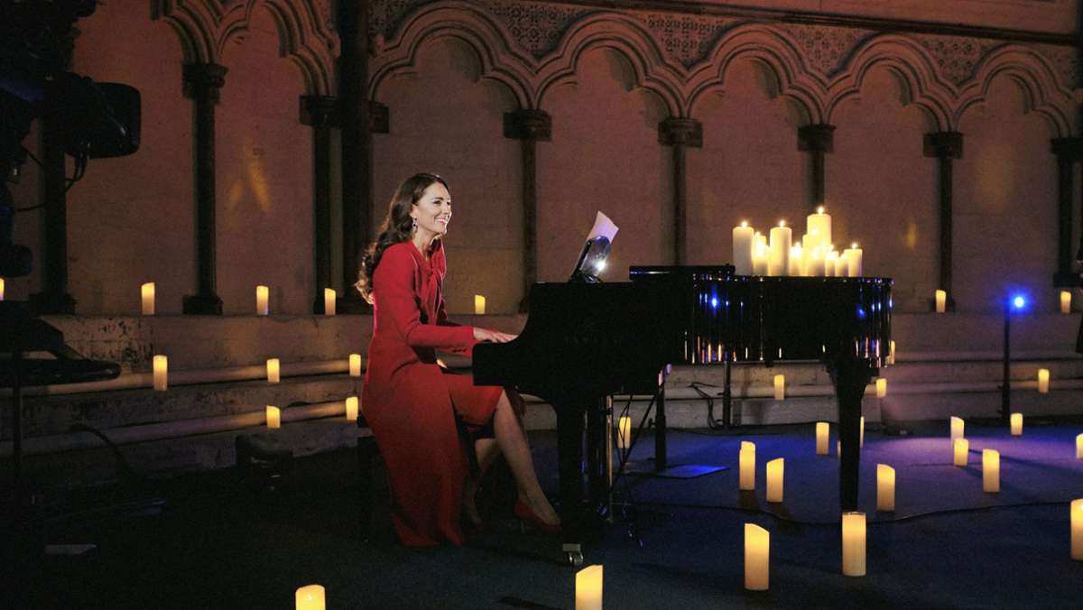  Sie trägt einen roten Mantel, offenes Haar und wirkt beinahe entspannt am Flügel – Herzogin Kate überrascht die Gäste eines Weihnachtskonzerts in London mit einer Klaviereinlage. 