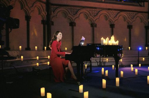 Kate, Herzogin von Cambridge, begleitete den Sänger Tom Walker am Klavier. Foto: dpa/Alex Bramall