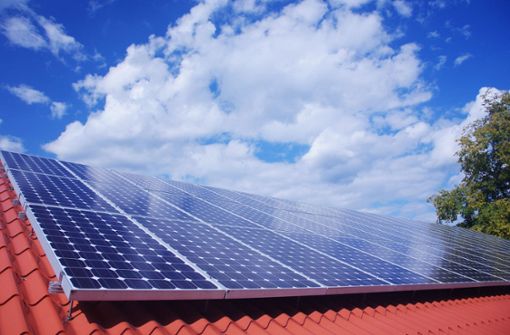 Solaranlagen auf Dächern sind in Stuttgart noch wenig verbreitet. Mit ihnen kann die Stromerzeugung durch Kohle und Gas reduziert werden. Foto: dpa