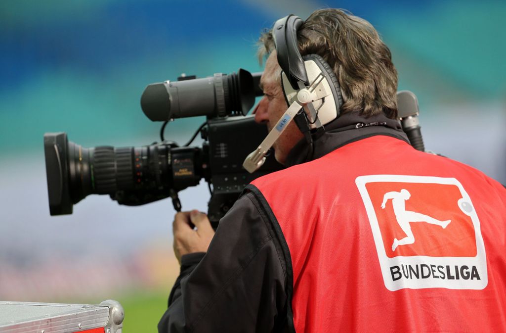 Pay-TV: DAZN zeigt die Zusammenfassungen sämtlicher Bundesliga-Spiele 40 Minuten nach Abpfiff. Sky hingegen stellt die Highlights direkt im Anschluss an eine Partie zusammen, insofern der Sender die Live-Übertragungsrechte für das Spiel hat. Die Höhepunkte der Freitagsspiele zeigt Sky am selben Abend um 22.30 Uhr.