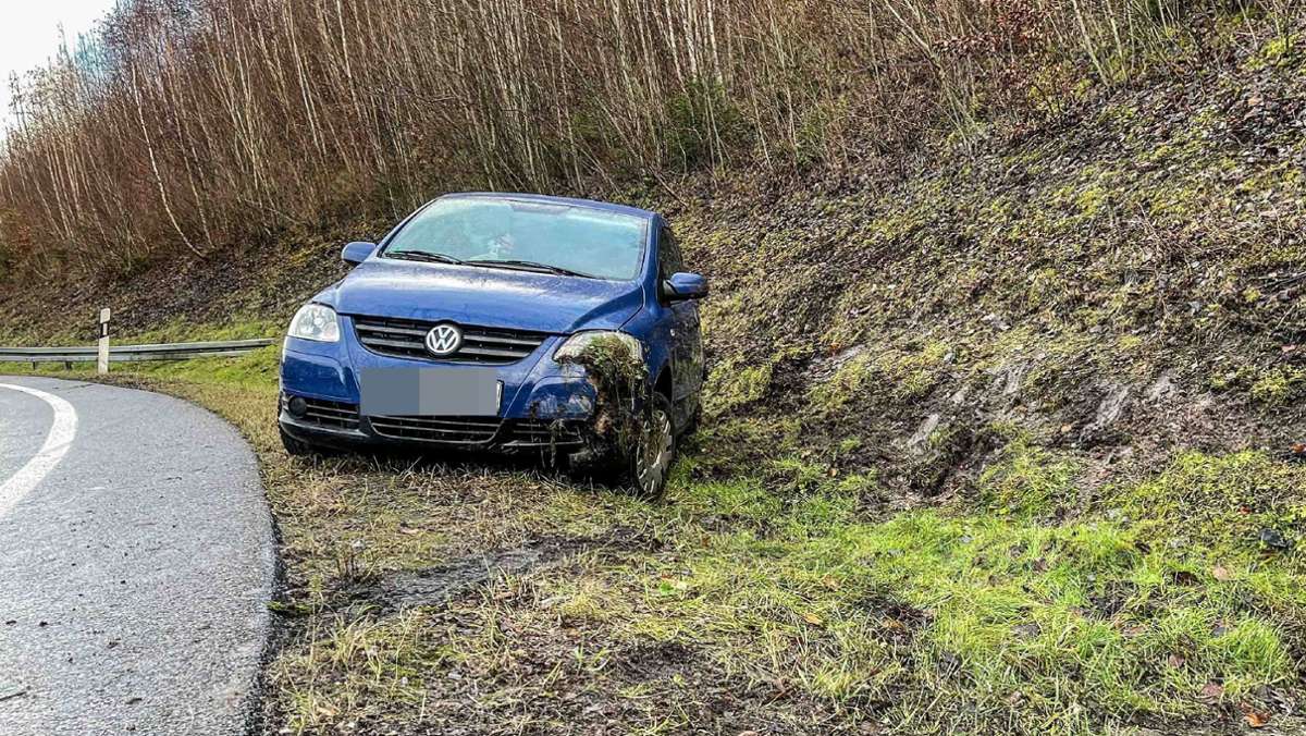  Die Geschwindigkeit war vermutlich zu hoch, die Straße nass: Ein VW-Fahrer ist am Sonntag von der Straße abgekommen, als er auf der Autobahnausfahrt Leonberg-Ost unterwegs war. 