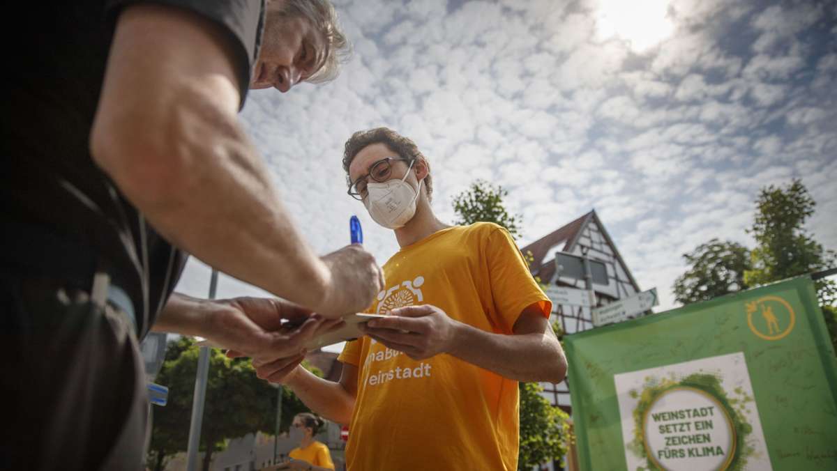  Mit einer Unterschriftenaktion möchte das Klimabündnis Weinstadt einen Einwohnerantrag erwirken. Das Ziel: Die Stadt soll einen Aktionsplan erarbeiten für Klimaneutralität bis 2035. 