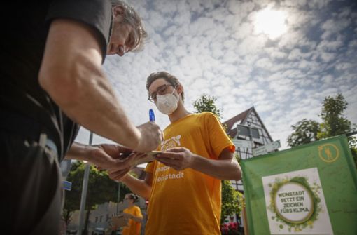 Mitglieder  des Klimabündnisses Weinstadt sammeln Unterschriften. Foto: Gottfried Stoppel