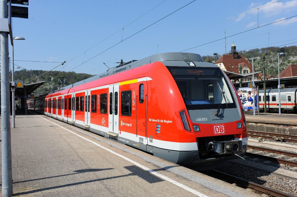 Schick, rot, störanfällig: der ET 430 hat der Stuttgarter S-Bahn ein Imageproblem beschert. Eindrücke von den neuen S-Bahnen zeigen wir in der Fotostrecke.