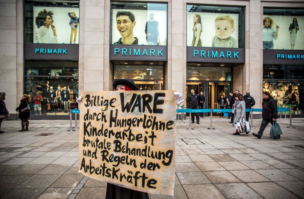 Mit solchen Schildern haben Aktivisten am Dienstagvormittag gegen die neue Primark-Filiale auf der Stuttgarter Königstraße demonstriert.