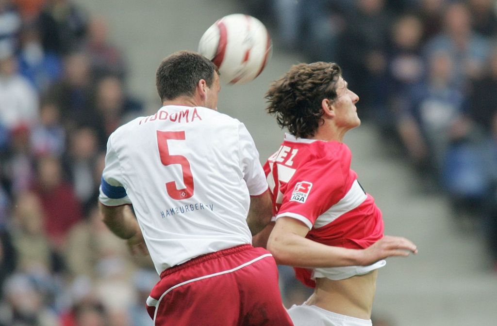 Wenige Wochen später darf Mario Gomez auch in der Bundesliga ran. Beim 1:2 des VfB beim Hamburger SV feiert Mario Gomez sein Debüt im deutschen Fußball-Oberhaus.