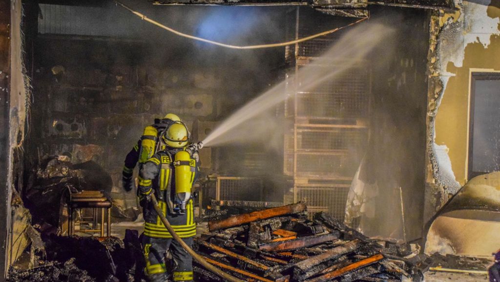 Karlsruhe: Brand in Möbellager fordert immensen Schaden