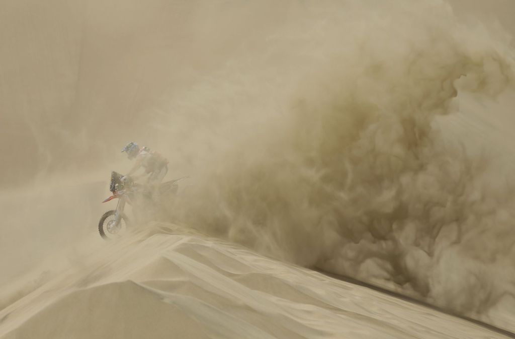 Ricky Brabec fabriziert mit seiner Honda eine Wand aus Sandpartikeln – ob er die Konkurrenz damit einnebeln wollte?
