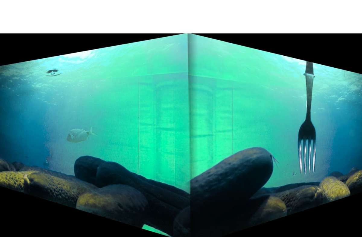 Was macht die Gabel im Wasser? Probenfoto aus „Meeresgeflüster“ – die Premiere ist am 19. Februar.