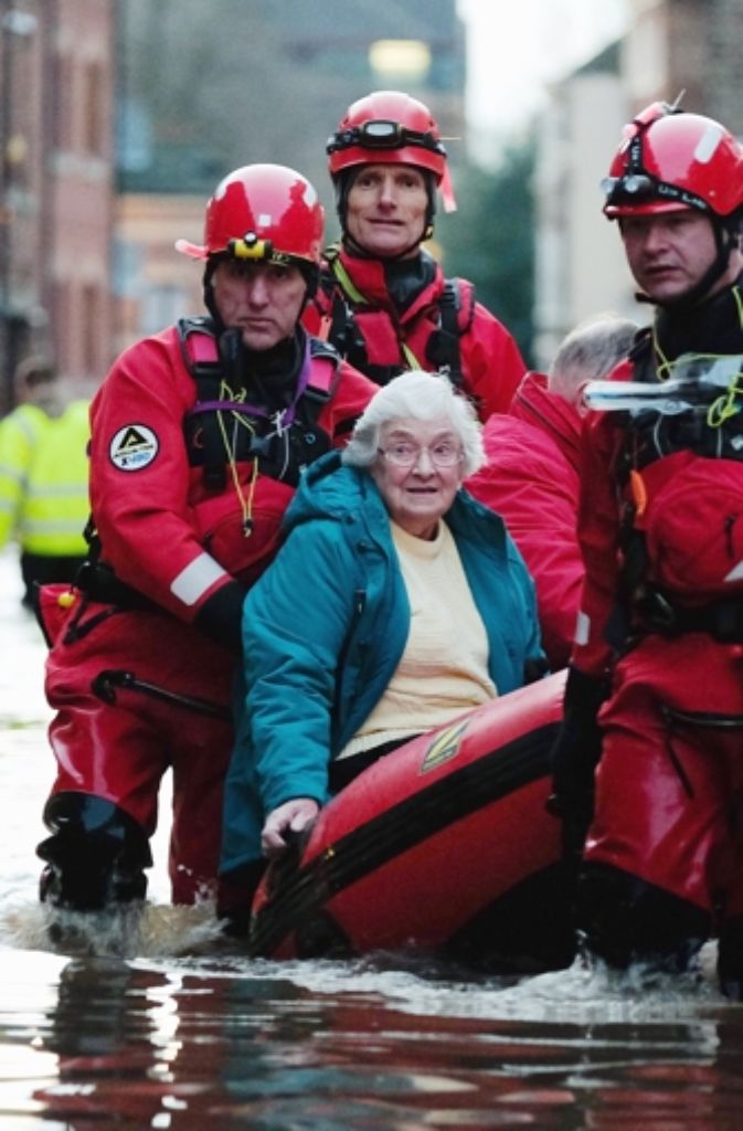 Rettungskräfte retten Hotelgäste in der Innenstadt von York.