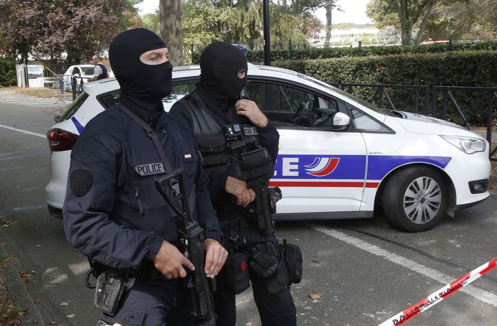 Ein Mann tötet nahe Paris seine Mutter und Schwester. Ob es sich dabei wirklich um einen terroristischen Angriff handelt, ist noch unklar.