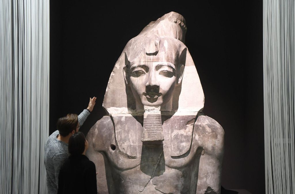 Ein knapp drei Meter hoher Gipsabguss einer monumentalen Büste Ramses II.