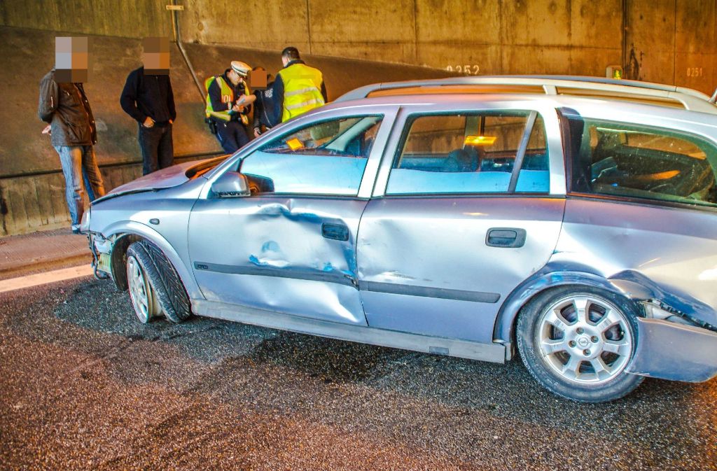 Durch den Zusammenstoß wurde der Opel gegen die Tunnelwand geschleudert.