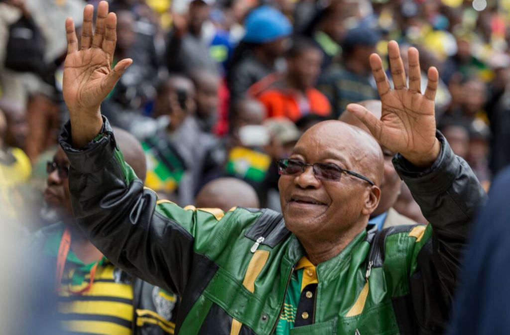 Der Arm von Südafrikas Jacob Zuma ist lang. 2014 hatt er seine damals 25-jährige Tochter Thuthukile Zuma im Ministerium für Telekommunikation untergebracht – laut Medien ohne öffentliche Ausschreibung und bei mangelnder Qualifikation. Als Spitzenbeamtin verdient sie 70 000 Euro pro Jahr.